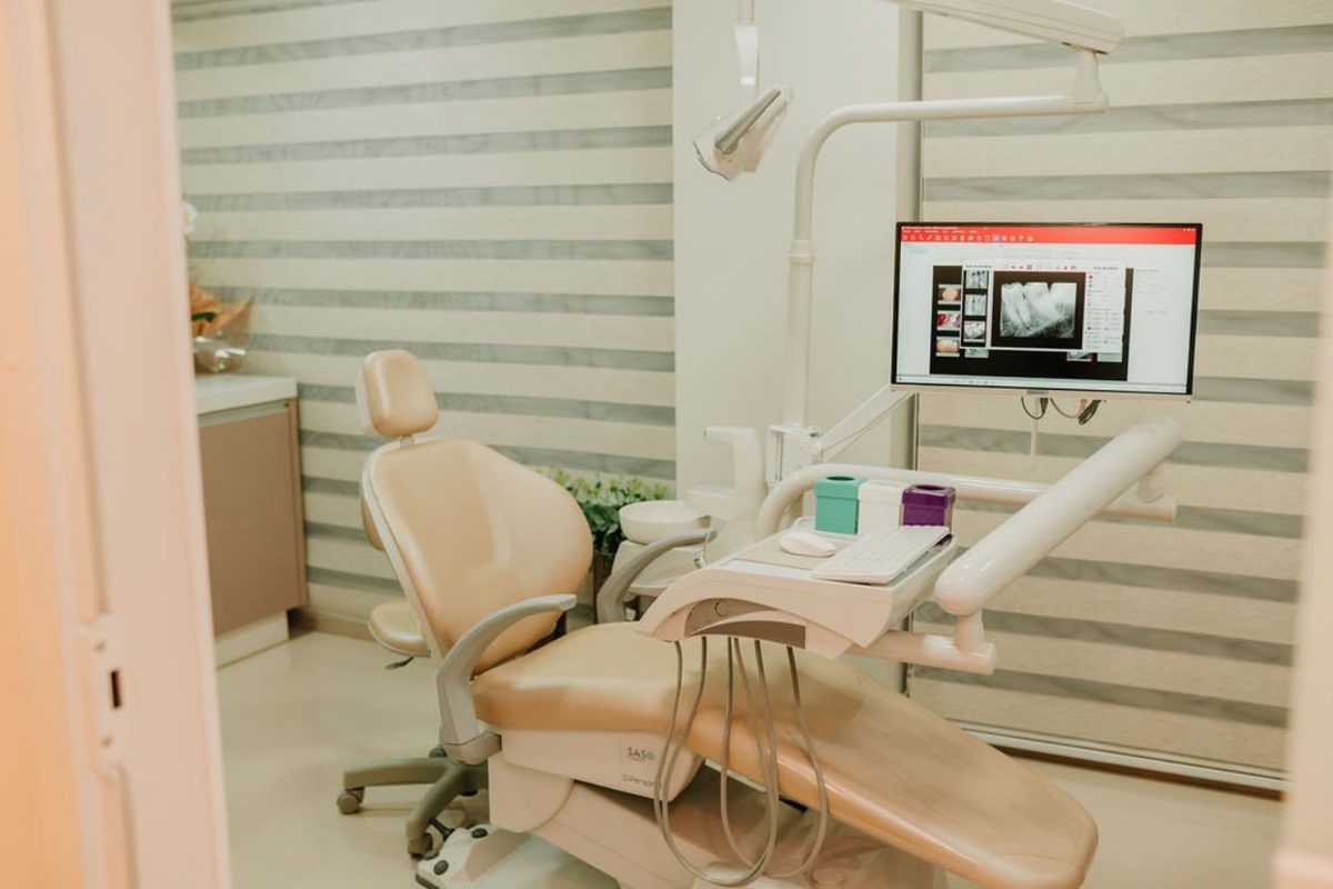 Consultório da Oral Unic Carlos Barbosa com monitor para acompanhar o exame